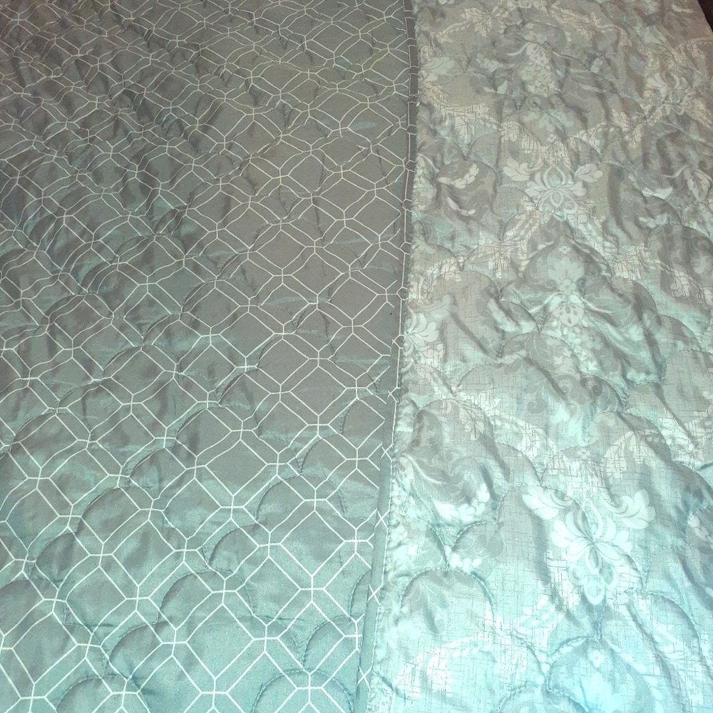 Queen size comforter with 2 shams